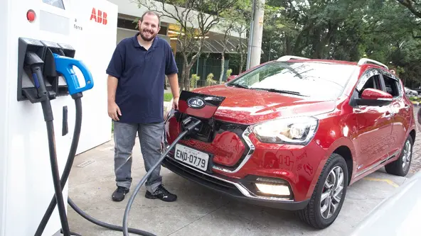 Donos de carros 100% elétricos em território brasileiro contam como é a rotina e não querem voltar para os veículos a combustão