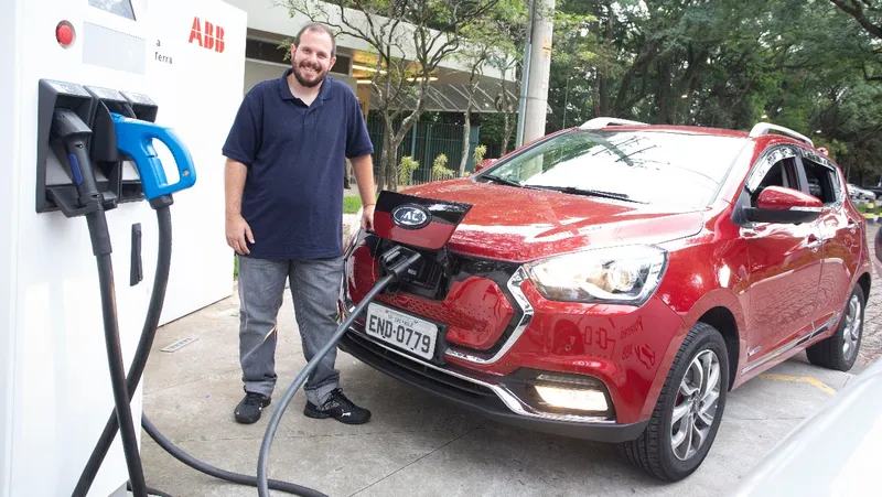 Ter um carro elétrico no Brasil vale a pena? Quem tem responde