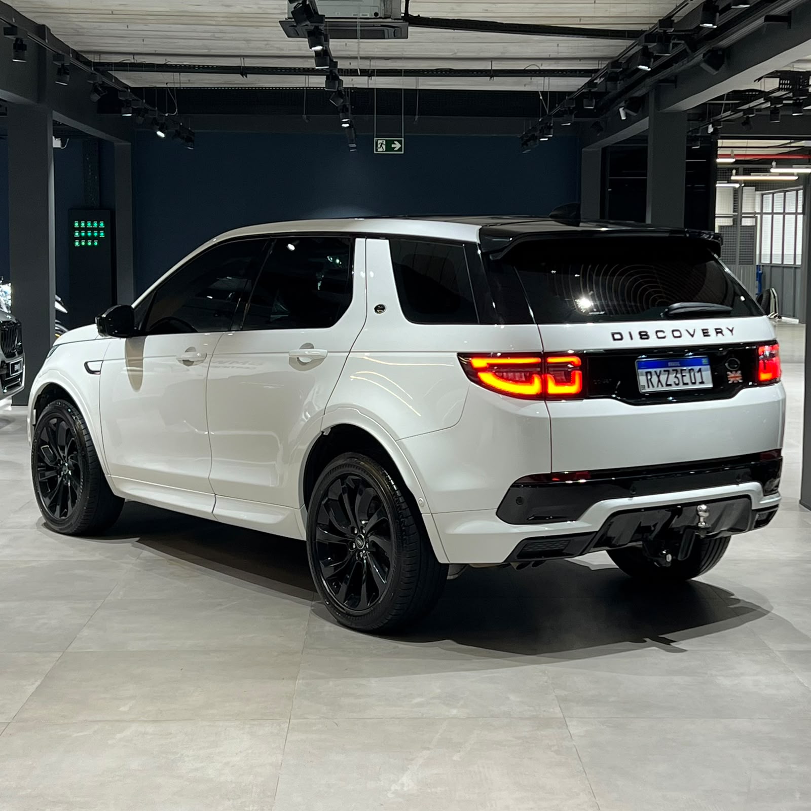 Land Rover-Discovery Sport-R-Dynamic SE 2.0 Turbo (Aut.)