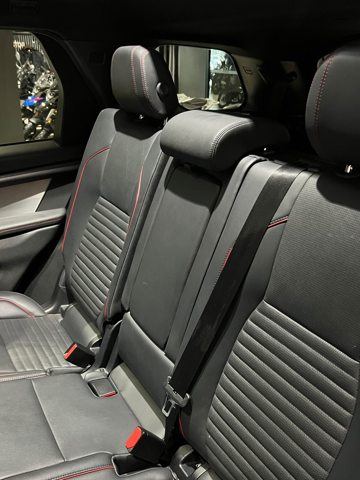 Land Rover-Discovery Sport-R-Dynamic SE 2.0 Turbo (Aut.)