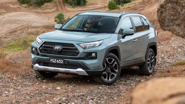 Toyota RAV4 aparece de cara nova na Europa, mas continua praticamente o mesmo.