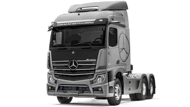 Mercedes celebra 65 anos de Brasil com caminhão que leva sobrenome do dono