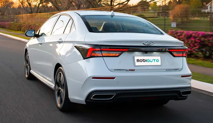 Sedan renovado chega para ser a opção mais sofisticada e cara da linha, convivendo com modelo antigo. Será a tática certa para subir nas vendas?
