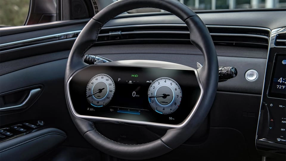 Ideia de ter um cluster digital no próprio volante parece tecnológica e futurista, mas traz empecilhos que podem até piorar a segurança