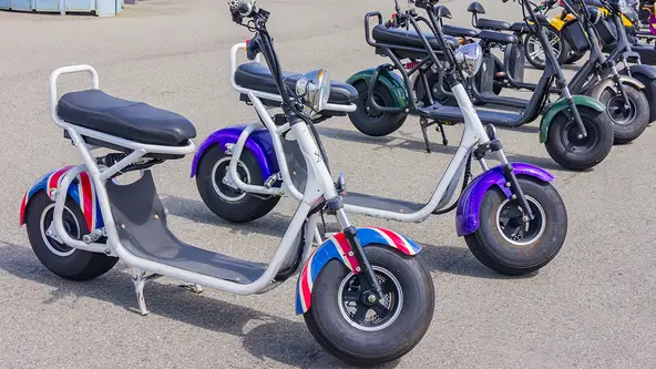 Elas estão à venda no país, mas são proibidas pela legislação de circular tanto em ciclofaixas quanto em vias de trânsito, sob risco de multas e apreensão