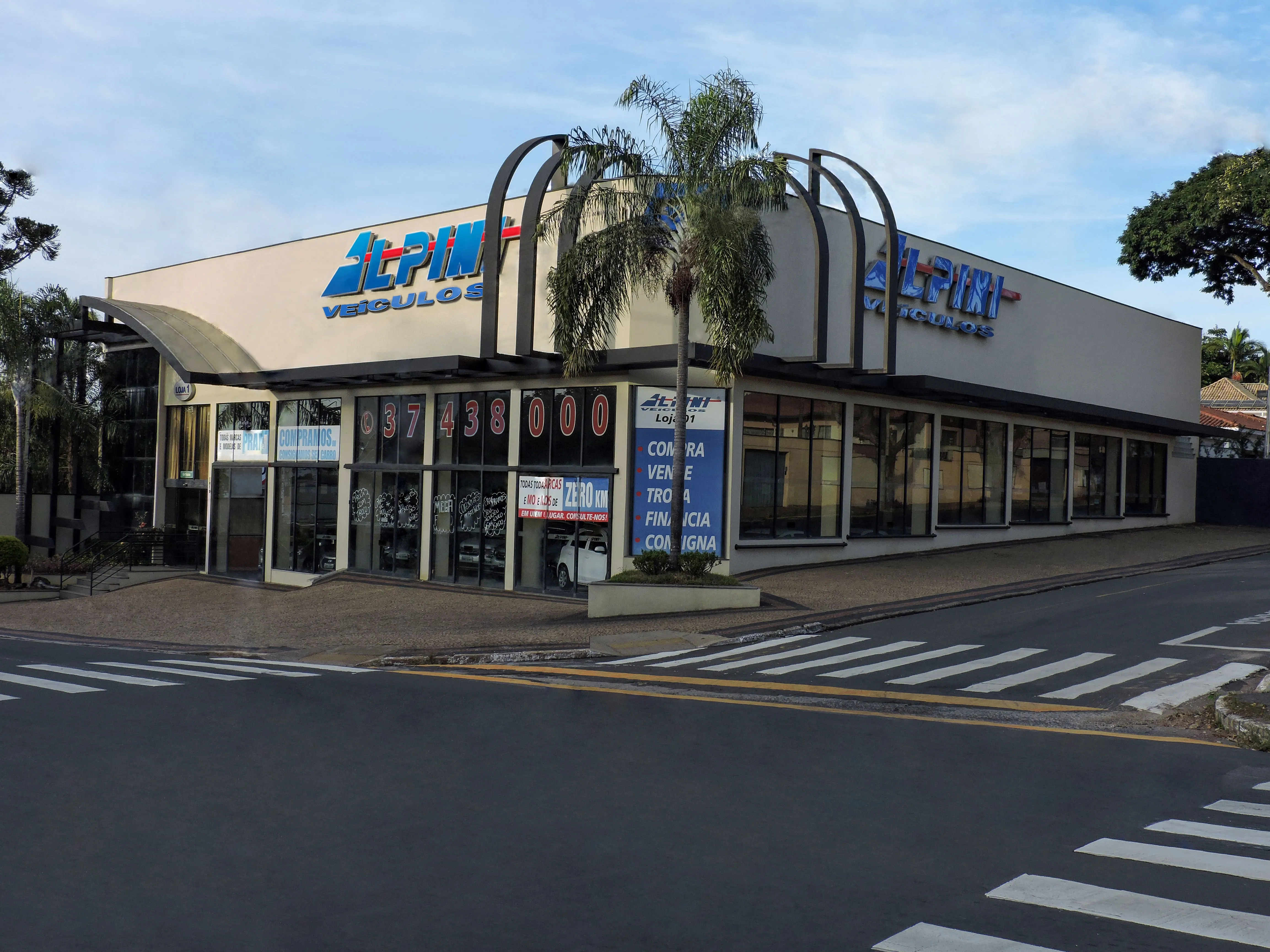 Fachada da loja Veículos à venda em Alpini Loja Brasil - Campinas - SP | Mobiauto