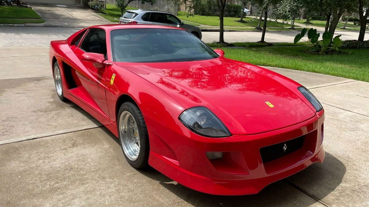 Chevrolet Camaro de 1985 mescla elementos de modelos icônicos da Ferrari.