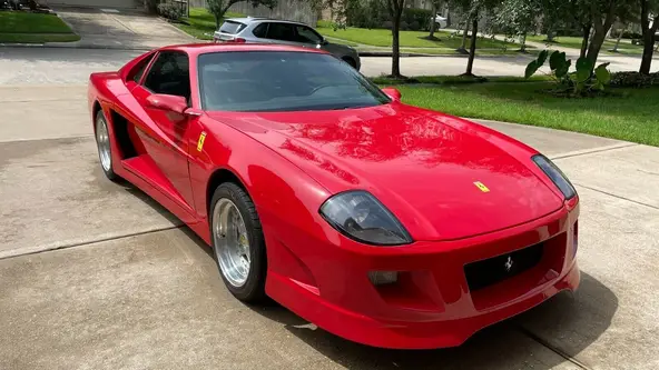 Chevrolet Camaro de 1985 mescla elementos de modelos icônicos da Ferrari.