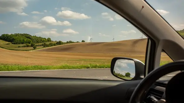 Em viagens de família, além de planejar a hospedagem, o destino e do que será levado, é importante decidir qual o meio de transporte ideal para pesar menos no bolso.