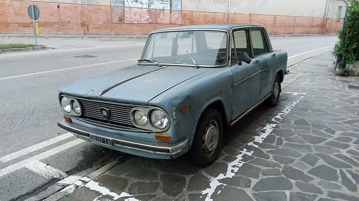 Lancia Fulvia ocupava rua de Conegliano, na Itália, desde 1974 e já é atração turística local. Enfim removido, será restaurado para seguir decorando a cidade