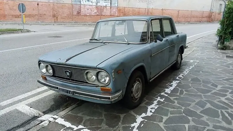 Carro passa 47 anos estacionado na mesma vaga e vira monumento na Itália