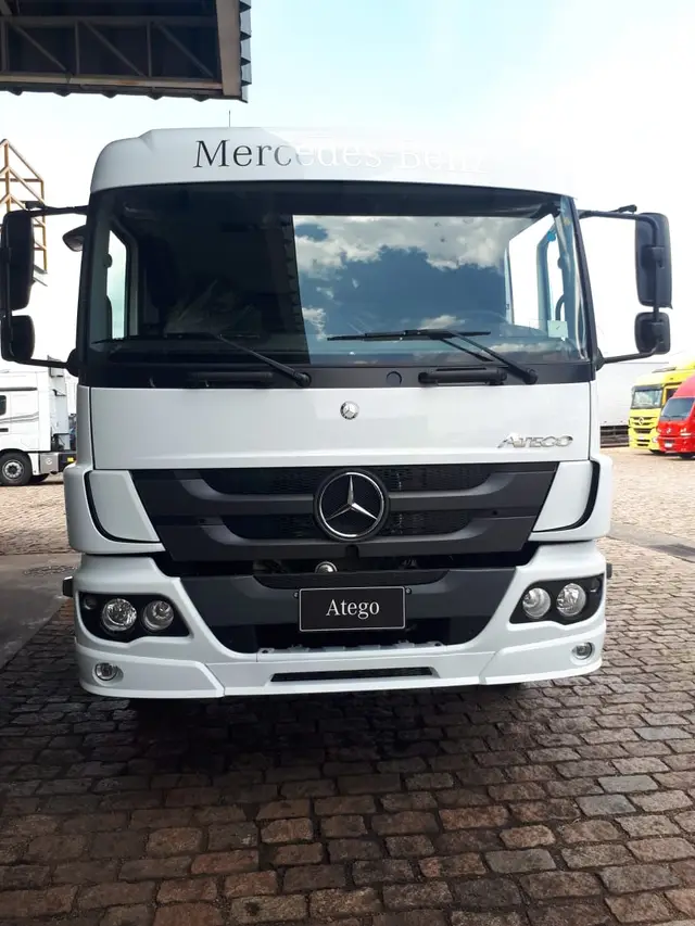 Carro Mercedes-Benz Atego 2022 2426/48 6X2 CL