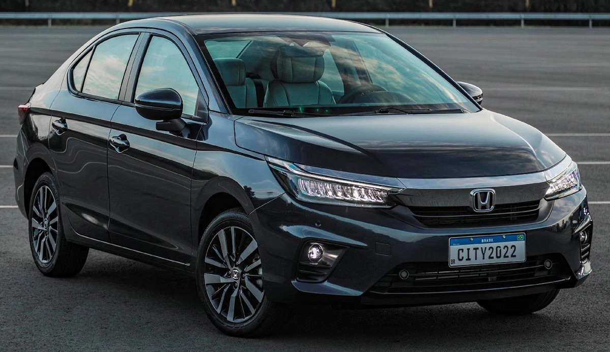 Sedan entra em pré-venda no dia 23 e chega às lojas em janeiro com status de sedan premium. Irmão hatch vem um pouco depois para substituir o Fit