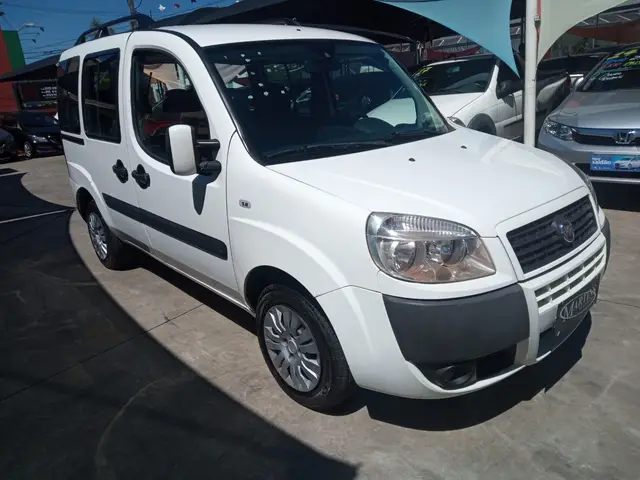 Carro Fiat Doblò 2015 Essence 1.8 16V (Flex)