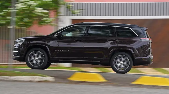 Jeep Commander Overland T270 nasceu para pegar estrada com a família e tem um desempenho incrível, mas peca em alguns mínimos detalhes de conforto.