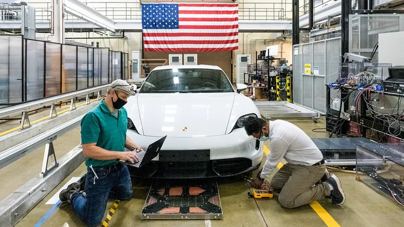 VW usa Porsche Taycan de cobaia para testar carregador de carro sem fio