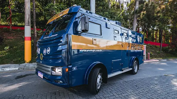 Blindado elétrico nacional tem o triplo de potência e torque que modelo equivalente a diesel. Problema é a autonomia de apenas 75 km