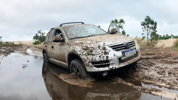 Quase sem mexer na mecânica, SUV mais luxuoso vendido pela VW no Brasil perde a pompa e cai na lama para provar que é pau para toda obra