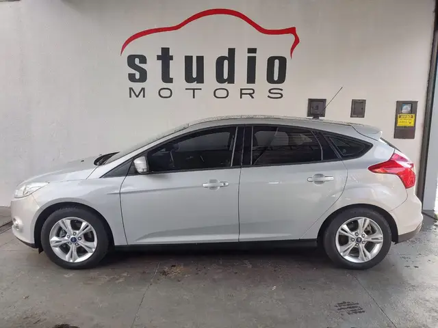 Carro Ford Focus Hatch 2015 SE 1.6 16V TiVCT PowerShift