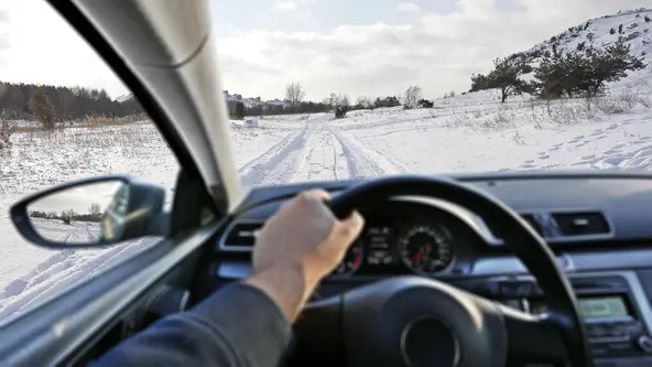 Rodovia sobre o gelo localizada na Estônia, pequeno país da região báltica, só existe no inverno e tem as regras mais peculiares possíveis de tráfego. Entenda 