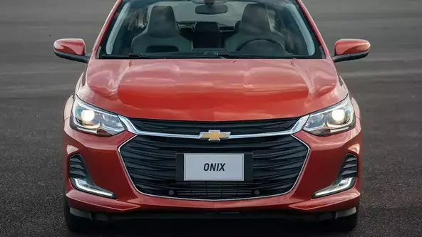 Preço do hatch já supera a casa de seis dígitos na versão mais cara, enquanto sedan Onix Plus já bate os R$ 105.000