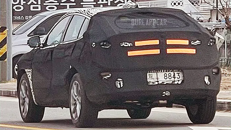 Flagra: Chevrolet testa misterioso SUV cupê maior que o Tracker