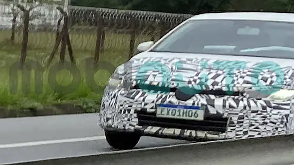 Protótipo fotografado pela Mobiauto confirma que o hatch terá a dianteira inspirada no irmão europeu, deixando a traseira praticamente sem alterações