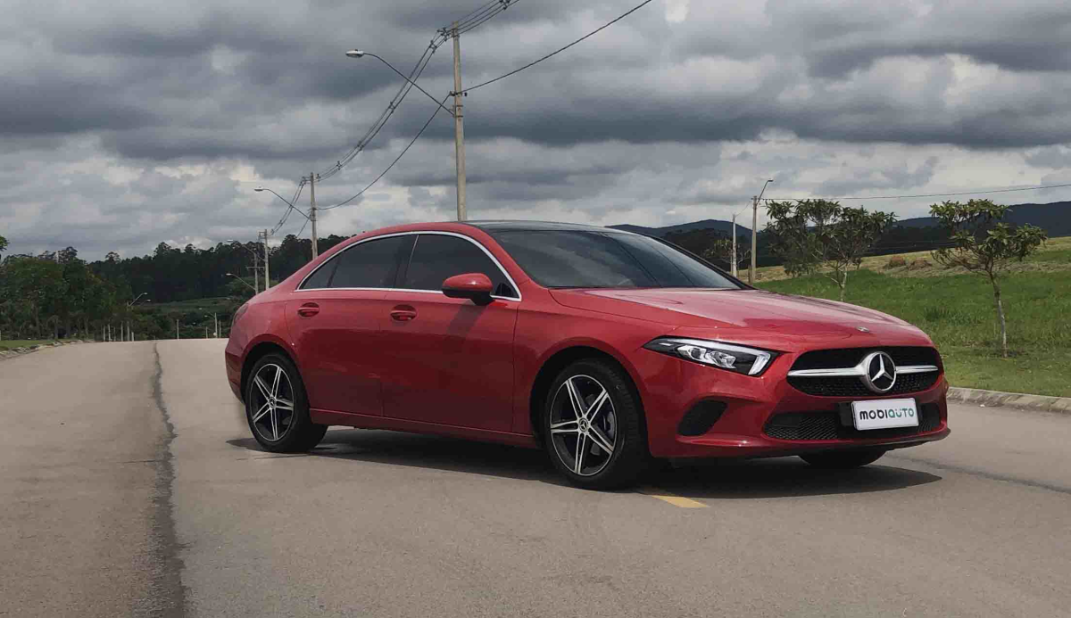 O Classe A 200 vem com comando de voz inteligente: Mercedes-Benz User Experience
