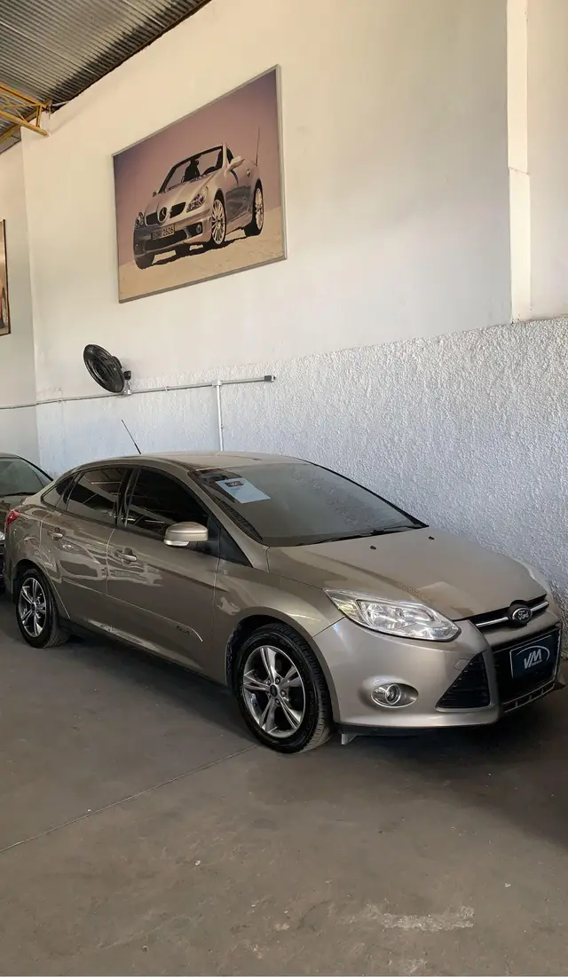 Carro Ford Focus Hatch 2015 SE Plus 2.0 16V PowerShift