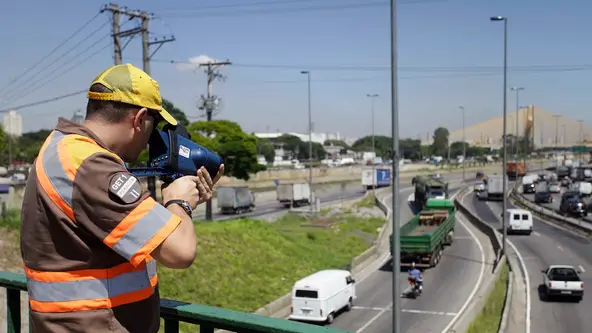 Mudança nos prazos para o envio de notificações confundiram muitos motoristas. Saiba como consultar se o seu veículo tem multas pendentes