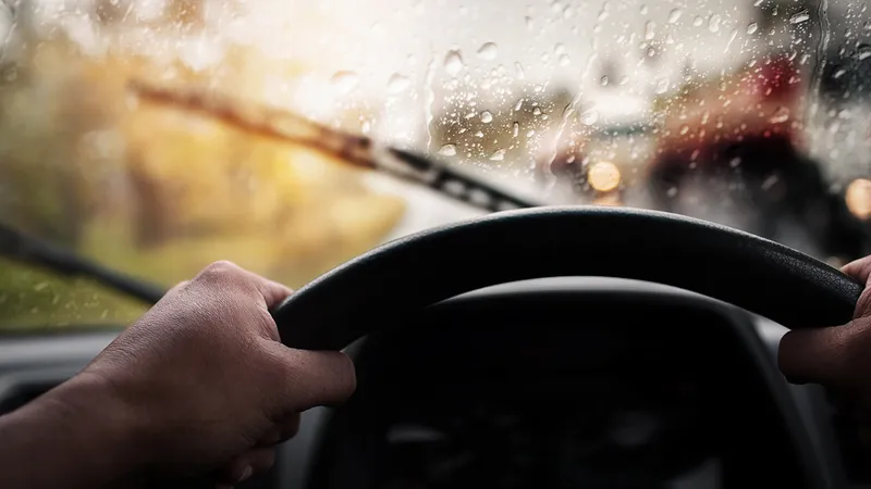 Os cuidados especiais para dirigir o seu carro em época de chuvas