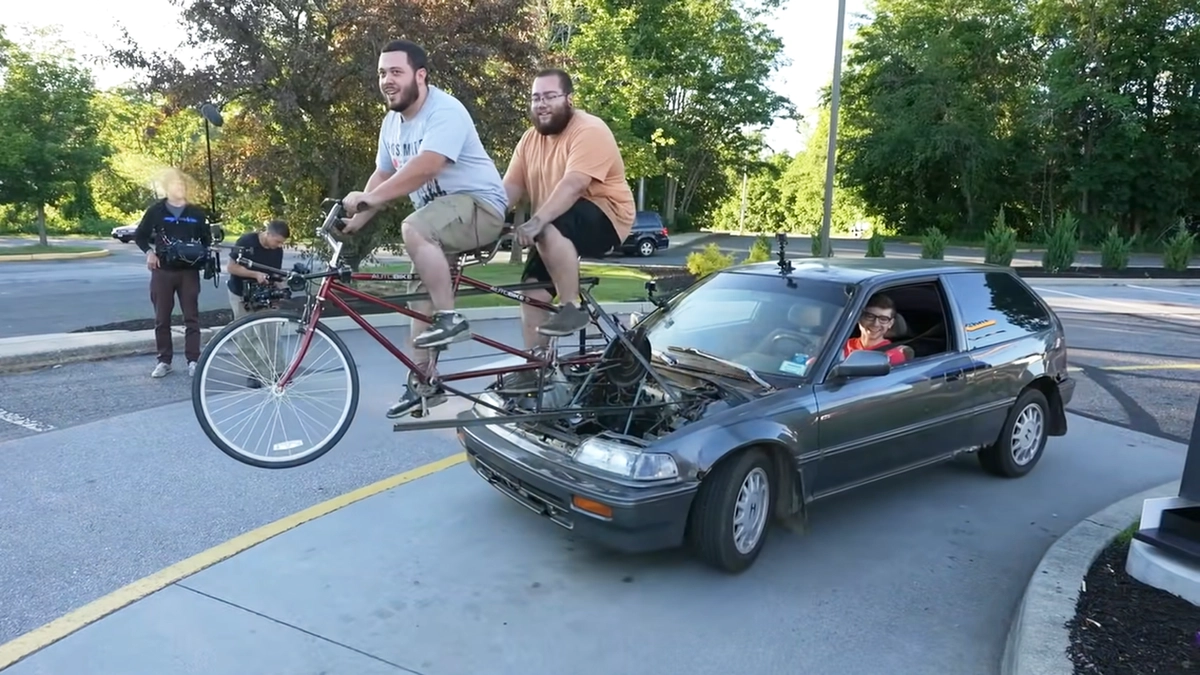 Mostrando que nem só brasileiros são bons de gambiarra, americanos soldam bicicleta de dois lugares em Civic hatch e saem andando pela cidade