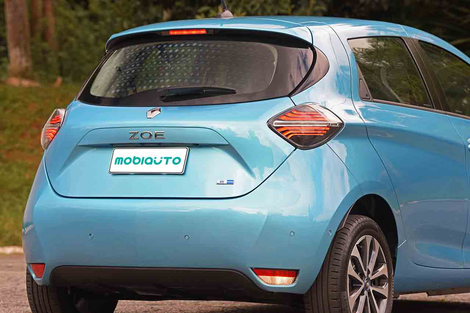 Renault Zoe E-Tech é todo certinho: não emite poluentes e até o tecido usado internamente é reciclado. Mas ter um custa até R$ 220.000 ou R$ 3.890 em plano mensal de assinatura