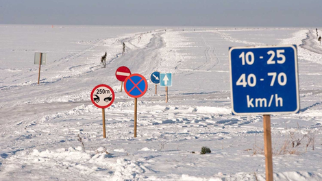 Rodovia sobre o gelo localizada na Estônia, pequeno país da região báltica, só existe no inverno e tem as regras mais peculiares possíveis de tráfego. Entenda 