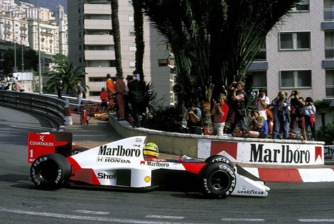Senna completou 31 anos dois dias antes de ganhar pela primeira vez no Brasil e fez sua festa no pódio para comemorar uma das suas melhores corridas.