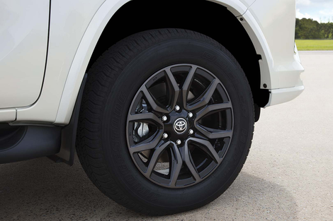 Versão esportivada do SUV de 7 lugares da Hilux tem elementos visuais exclusivos, suspensão traseira exclusiva e preço acima de R$ 400.000