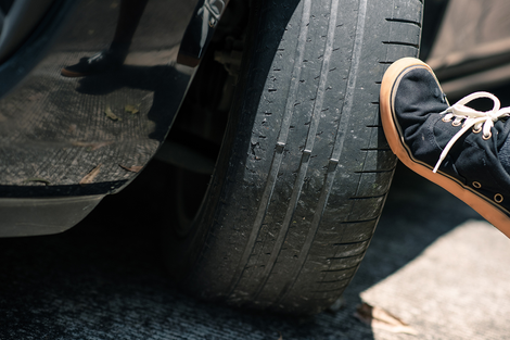 Circular com os pneus em mau estado pode acarretar problemas que alguns motoristas nem imaginam: especialista enumera quais são eles