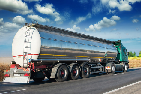 Abastecer o tanque de 400 litros de um caminhão já custa R$ 1.192 a mais que em julho de 2021