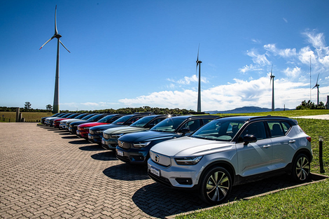 Pesquisa da Volvo mostra como os elétricos têm potencial para serem mais “limpos”, mas como, na prática, as diferenças ainda são frustrantemente pequenas
