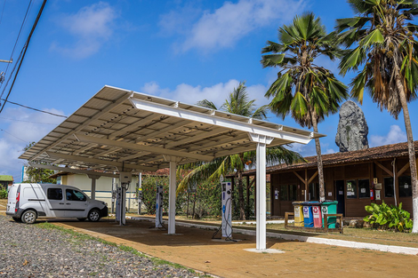 Ecoposto fotovoltaico de Fernando de Noronha suscita dúvida sobre se já é possível ter um EV rodando só com energia vinda do Sol