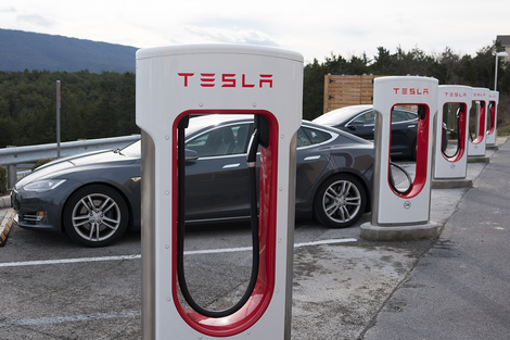 Por custos, fabricantes como a Tesla estão trocando as baterias de íon-lítio NMC pelas LFP, de ferro-lítio, com densidade, alcance e potência de recarga menores 