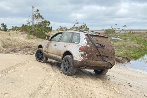 Quase sem mexer na mecânica, SUV mais luxuoso vendido pela VW no Brasil perde a pompa e cai na lama para provar que é pau para toda obra

