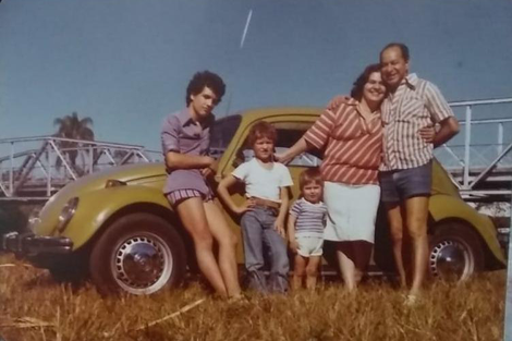 Professor aposentado iria vender Fusquinha comprado em 1972 para quitar dívidas, mas ex-alunos se organizaram para dar a ele o carro de volta