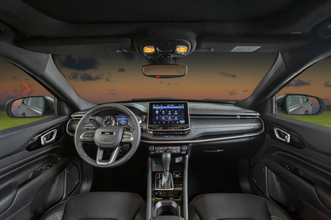 Com novo visual, motor e acabamento interno, o objetivo do Compass é manter a liderança do segmento contra a ofensiva de Toyota e Volkswagen. Veja o detalhes: