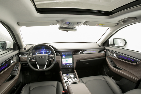 Sedan aposta em baterias de alta densidade para entregar boa autonomia e desempenho equiparável ao de sedans premium. Consegue?