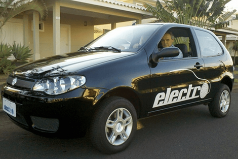 Van customizada por empresa brasileira especializada em conversões de veículos antigos para elétricos chama atenção por onde passa
