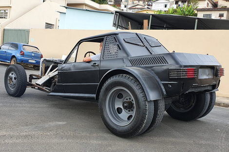 Projeto “Mad Max” faz sucesso usando chassi de Chevrolet 3100, motor de Mercedes 1113 e muitas outras gambiarras que iam para o lixo