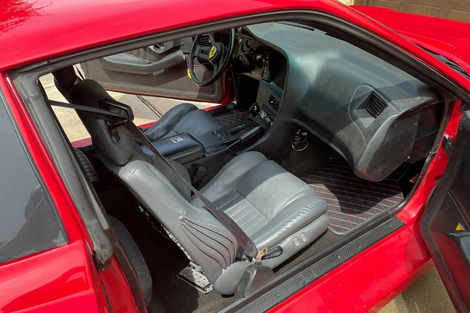 Chevrolet Camaro de 1985 mescla elementos de modelos icônicos da Ferrari.