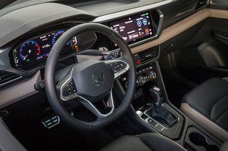 Volkswagen aposta em gama enxuta de opções para o Taos, e diferenças entre as configurações está mais visível nos itens de segurança e no visual  