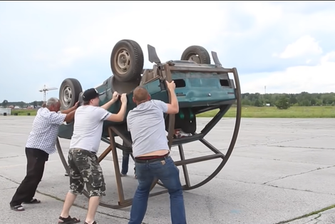 Um grupo de mecânicos siberianos provou que limite é apenas uma palavra, criando engenhoca para fazer um Lada girar em 360° quando freia